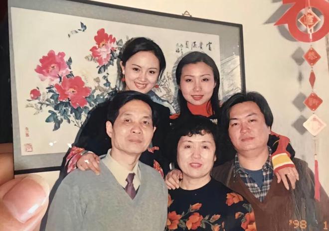 脸型和母亲神似知情人透露其父母背景K8凯发集团亲人曝光朱媛媛全家福！(图3)