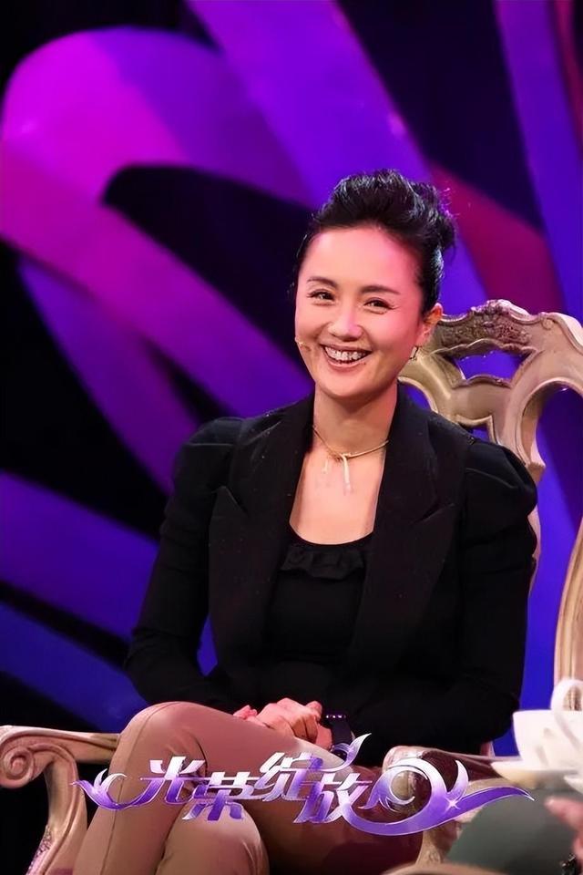 脸型和母亲神似知情人透露其父母背景K8凯发集团亲人曝光朱媛媛全家福！(图6)