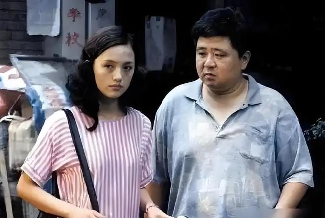 脸型和母亲神似知情人透露其父母背景K8凯发集团亲人曝光朱媛媛全家福！(图7)