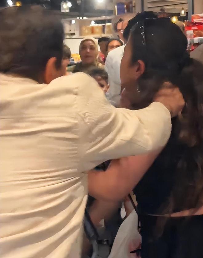 游与当地5人互殴完胜后获围观者竖拇指凯发·k8国际解气！俩中国女生埃及(图3)