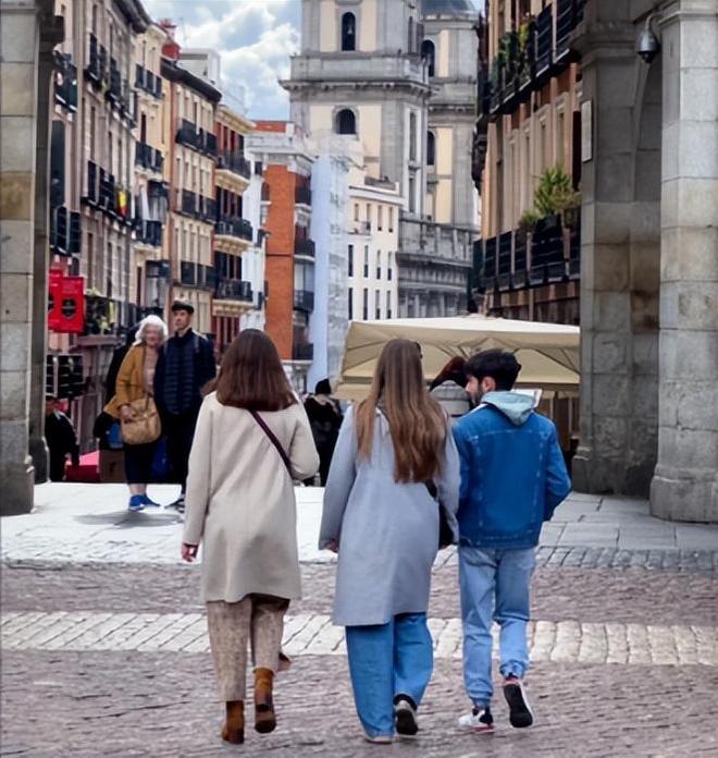 游与当地5人互殴完胜后获围观者竖拇指凯发·k8国际解气！俩中国女生埃及(图6)