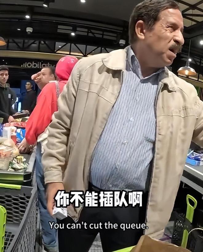 游与当地5人互殴完胜后获围观者竖拇指凯发·k8国际解气！俩中国女生埃及(图11)