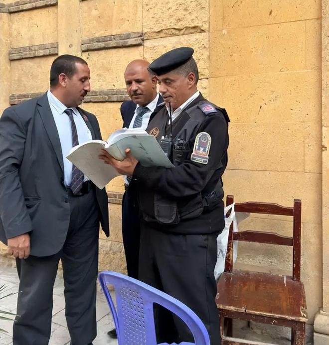 游与当地5人互殴完胜后获围观者竖拇指凯发·k8国际解气！俩中国女生埃及(图14)