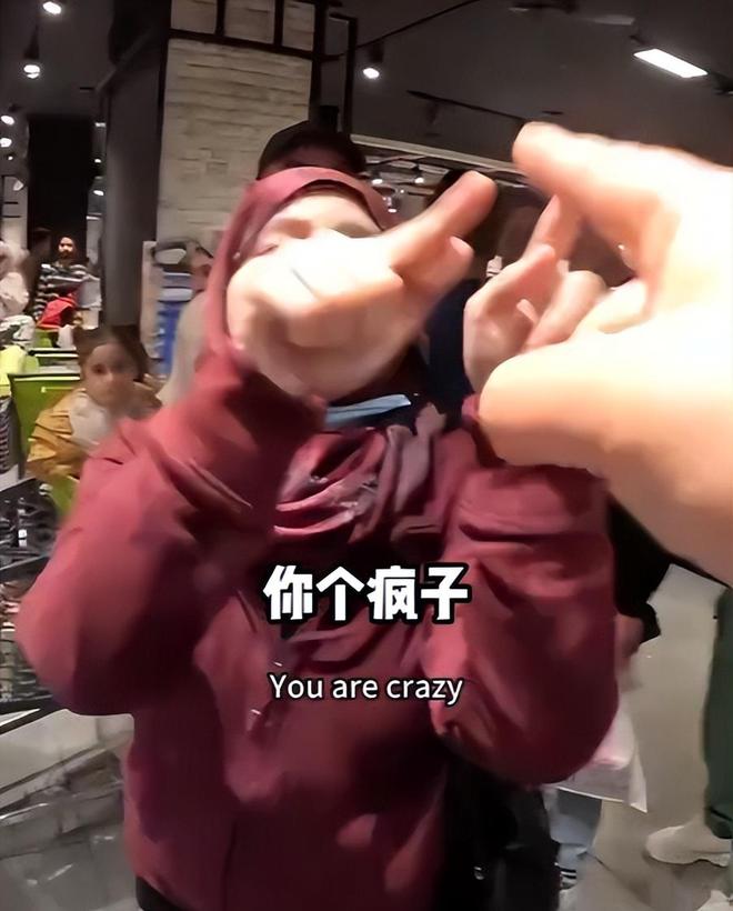 游与当地5人互殴完胜后获围观者竖拇指凯发·k8国际解气！俩中国女生埃及(图12)