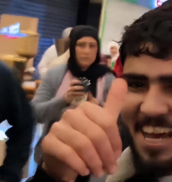 游与当地5人互殴完胜后获围观者竖拇指凯发·k8国际解气！俩中国女生埃及(图16)